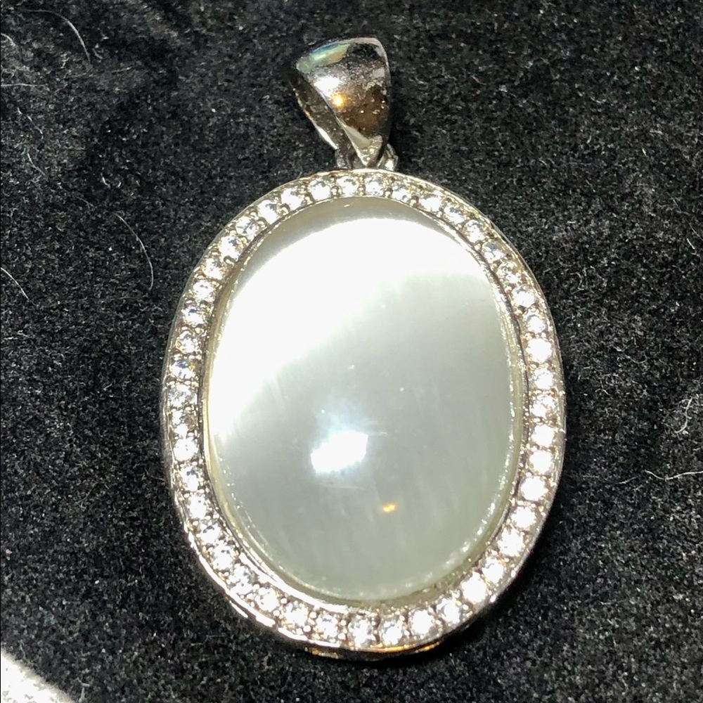 LAST CHANCE🐈Pretty white cats eye in CZ stones